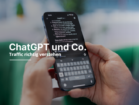 Ein geöffneter Laptop auf einem Schreibtisch zeigt ein digitales Netzwerk auf dem Bildschirm.