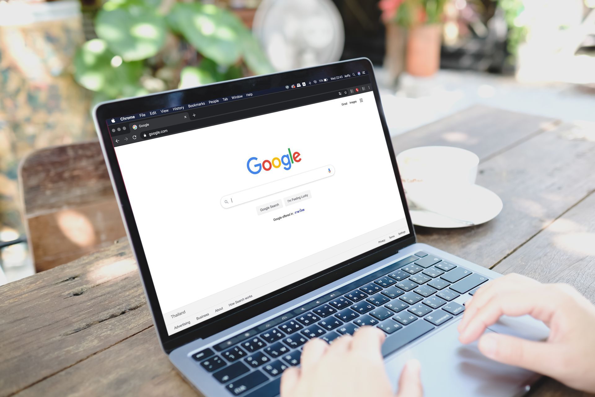 Auf einem Laptop wird eine Google-Suchseite geöffnet.