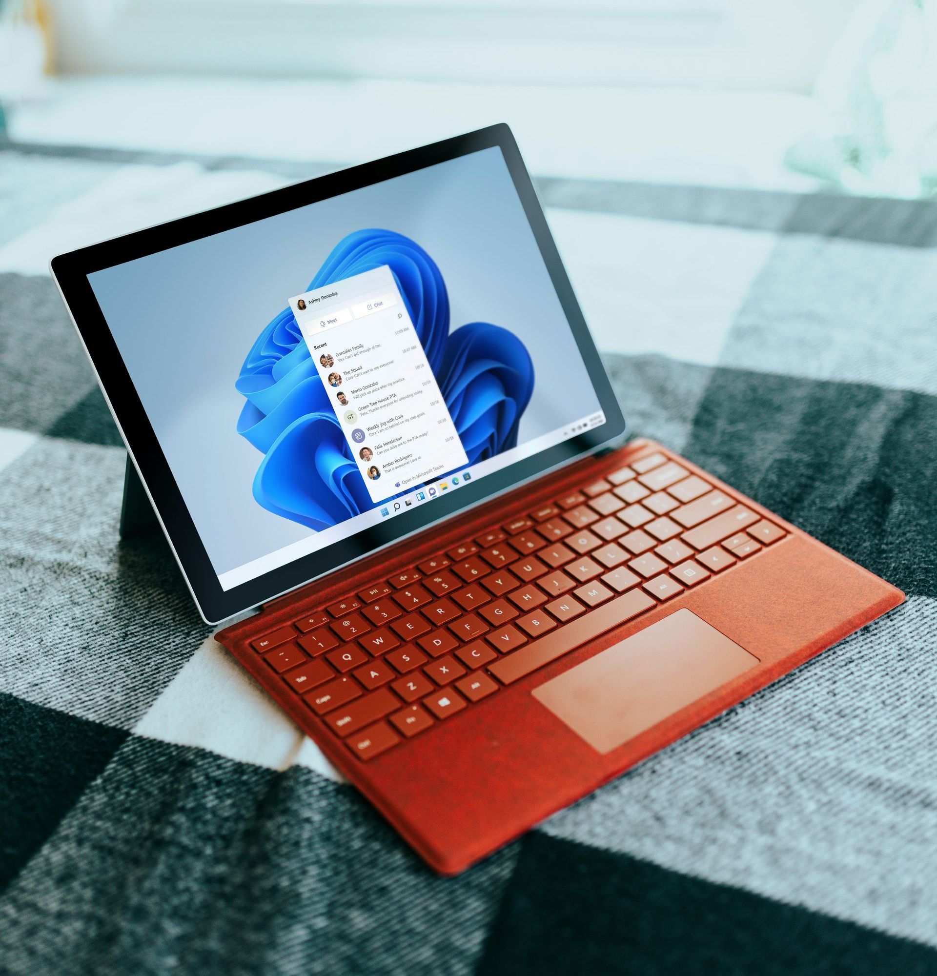 Ein Laptop liegt auf dem Bett