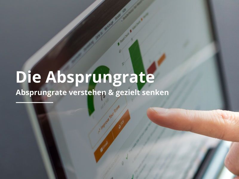 Eine Person zeigt mit dem Finger auf einen Computerbildschirm, auf dem „die absprungrate“ steht.