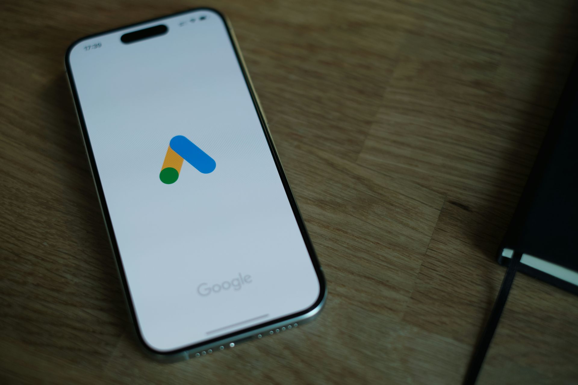 Ein Handy die App von Google Ads geöffnet