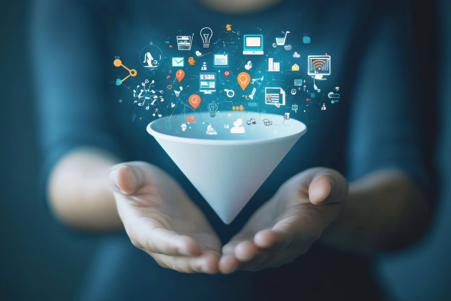 Visualisierung eines Marketing-Funnels mit schwebenden digitalen Symbolen zu Daten, Kommunikation und Analyse.