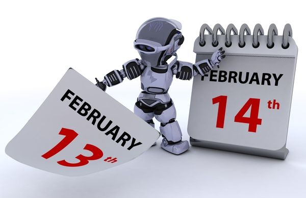 Ein Roboter steht zwischen zwei Kalenderseiten mit den Datumsangaben 13. Februar und 14. Februar.