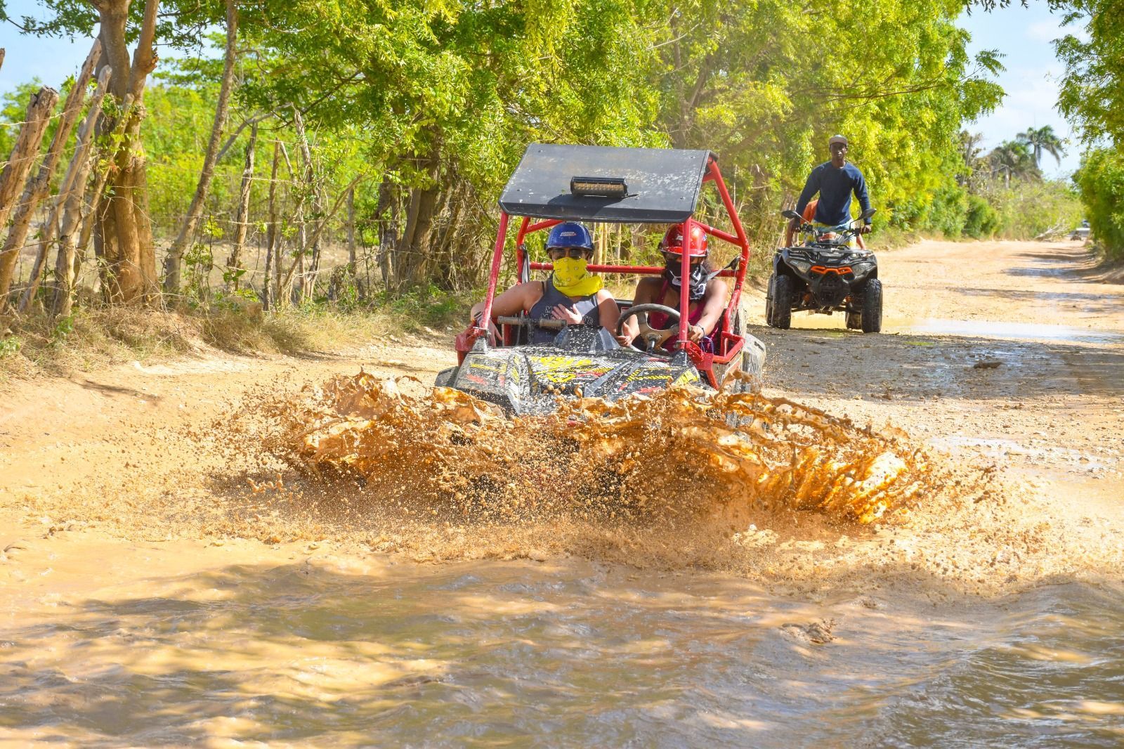personas manejando un buggy en las fangosas zona de punta cana y el Macao