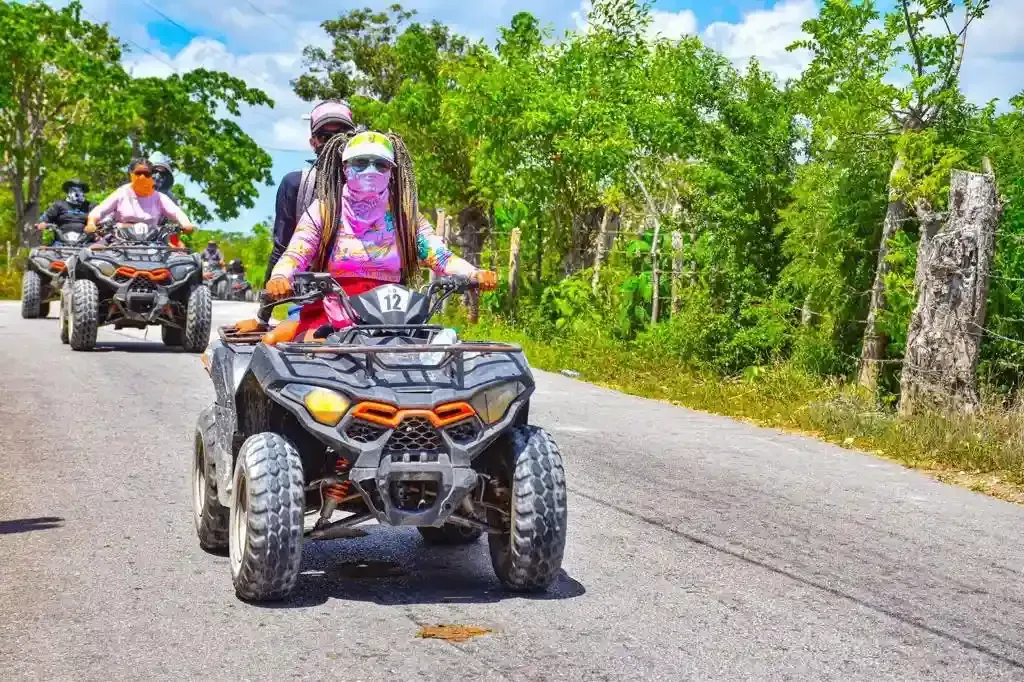 Un grupo conduciendo buggies por una zona rural en dirección a la playa de Macao, Punta Cana.