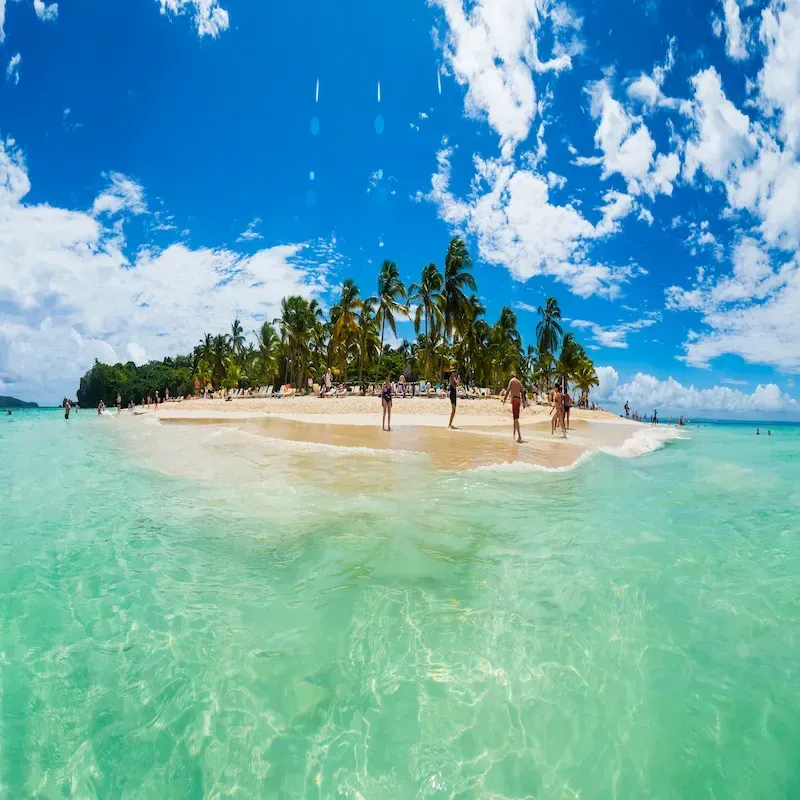 Vista panorámica de Cayo Levantado, con palmeras, arena blanca y aguas turquesas, frente a la costa