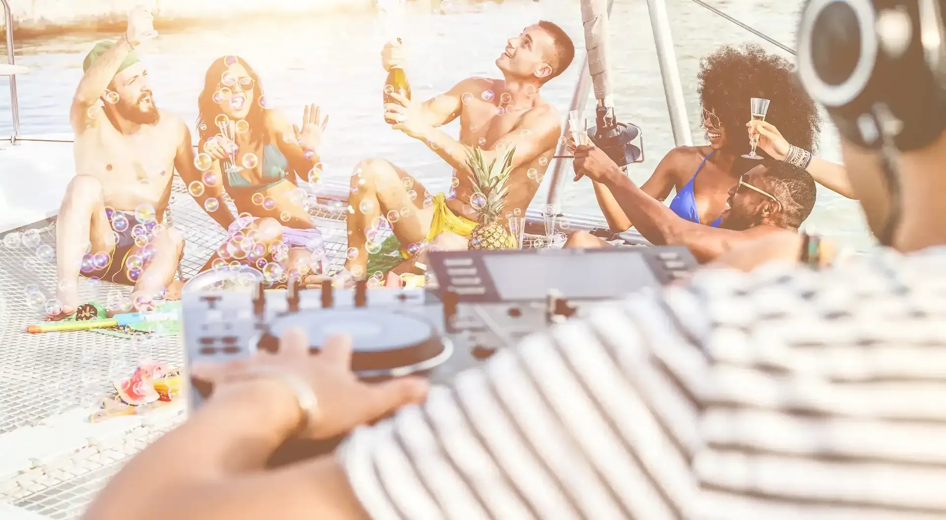 Personas bailando y celebrando con música de DJ en un catamarán en Punta Cana.