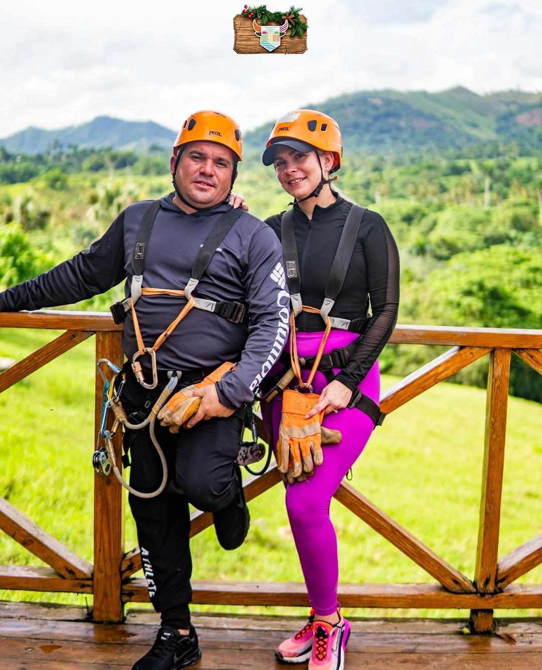 Pareja con arnés y casco de seguridad lista para la Aventura Zip Line Punta Cana.