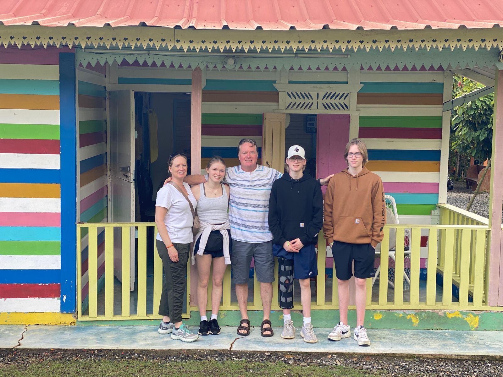 Familia disfrutando de una visita a la zona rural de punta cana