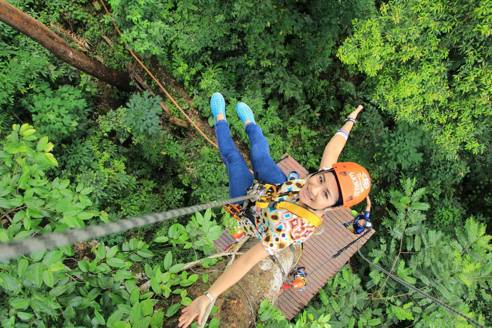 Mujer en la jungla de la republica dominicana, realizando la actividad de zip line