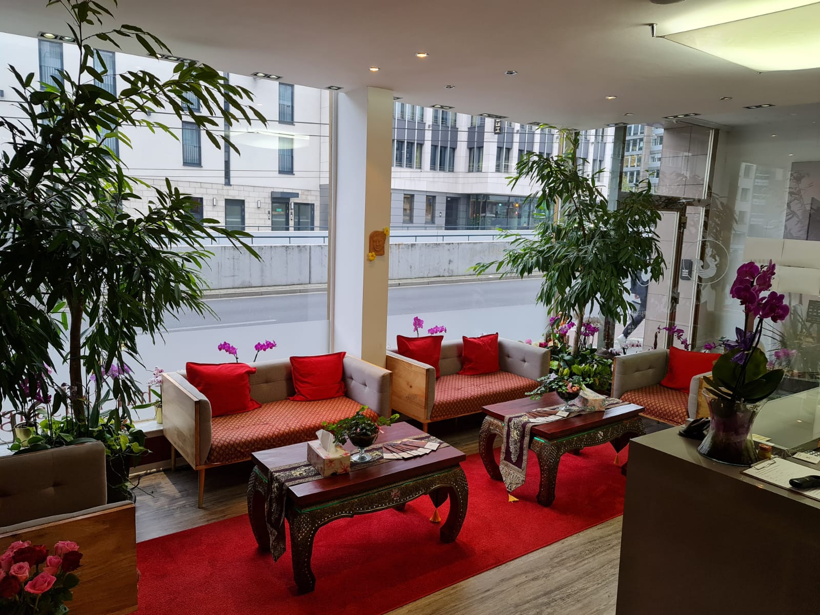 Ein Wohnzimmer mit vielen Möbeln und einem großen Fenster.