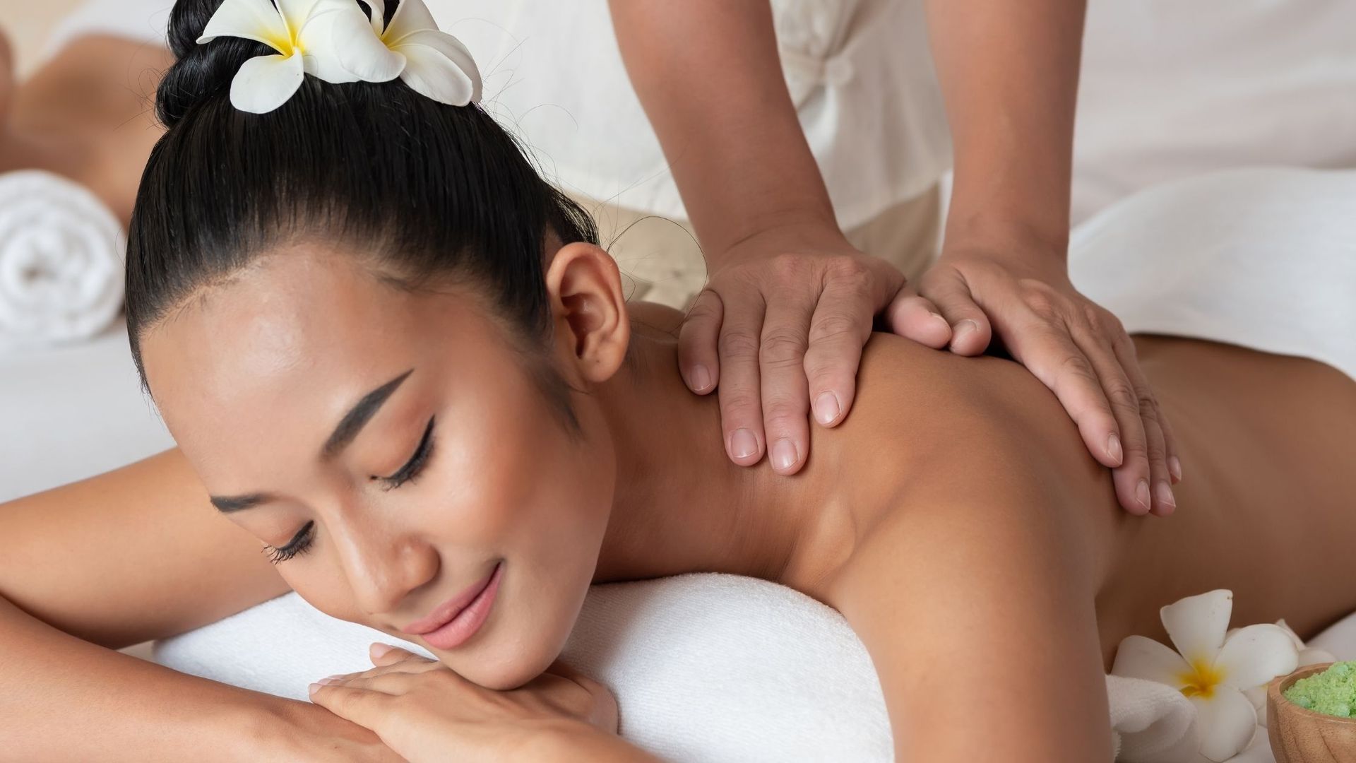 Thaimassage auf dem Rücken