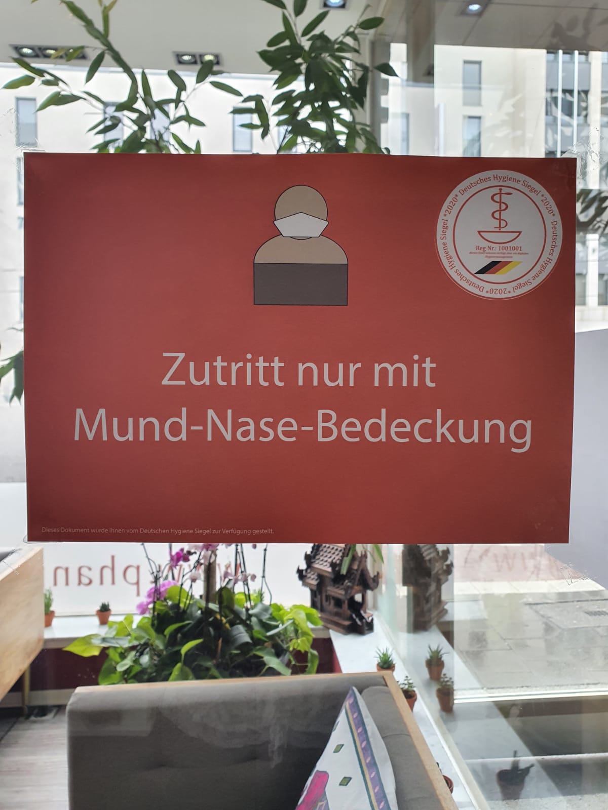 A sign that says zutritt nur mit mund-nase-beddeckung
