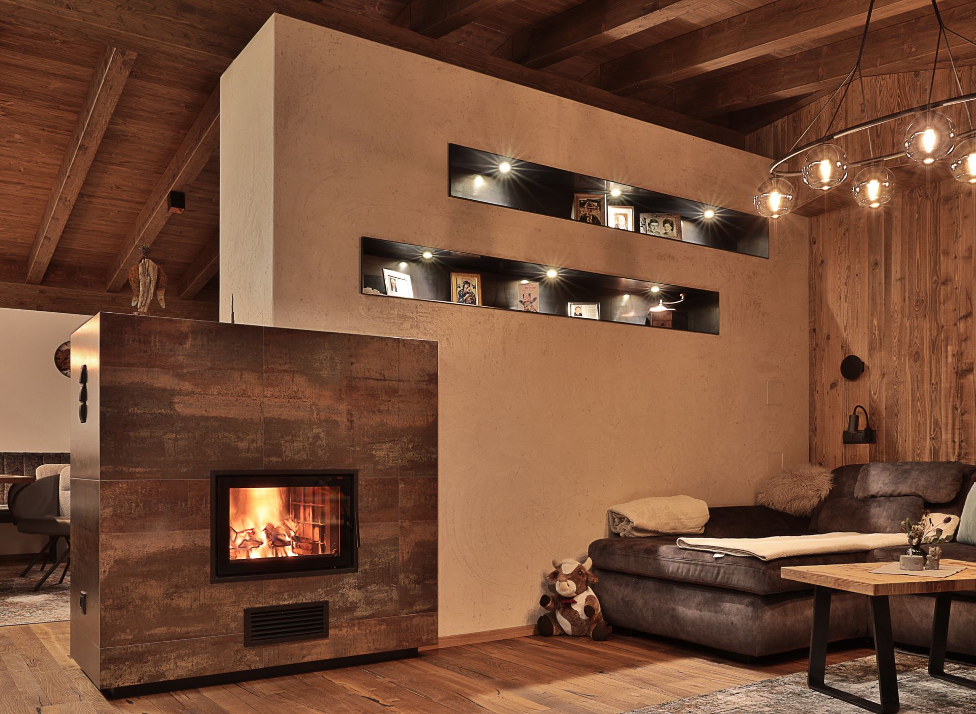 Gemütliches, modernes Wohnzimmer mit Kamin, Ecksofa und warmen, holzgetäfelten Wänden