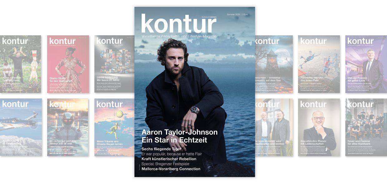 Titelbild des kontur Magazins: Kunst zwischen Feld und Form, umgeben von früheren Ausgaben.