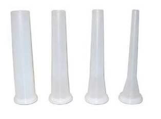 Quattro bottiglie di plastica trasparente a forma di cono con base larga su sfondo bianco