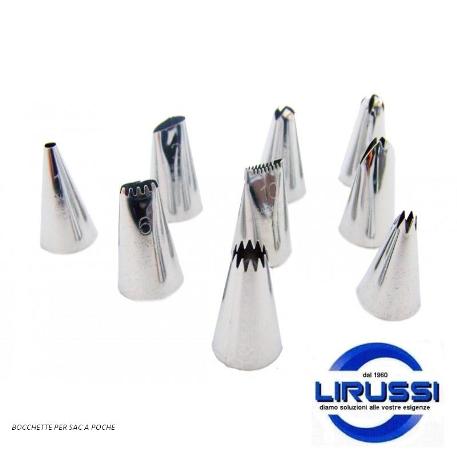 Assortiti beccucci per sac à poche in metallo argentato lucido disposti su uno sfondo bianco.