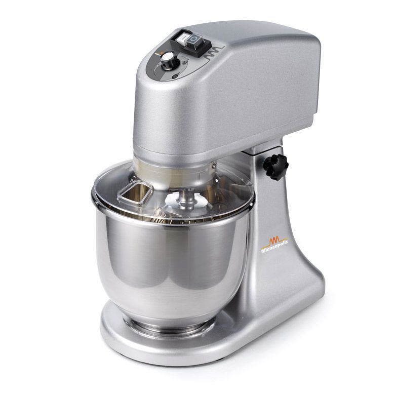 Robot da cucina color argento con ciotola in acciaio inox su sfondo bianco.