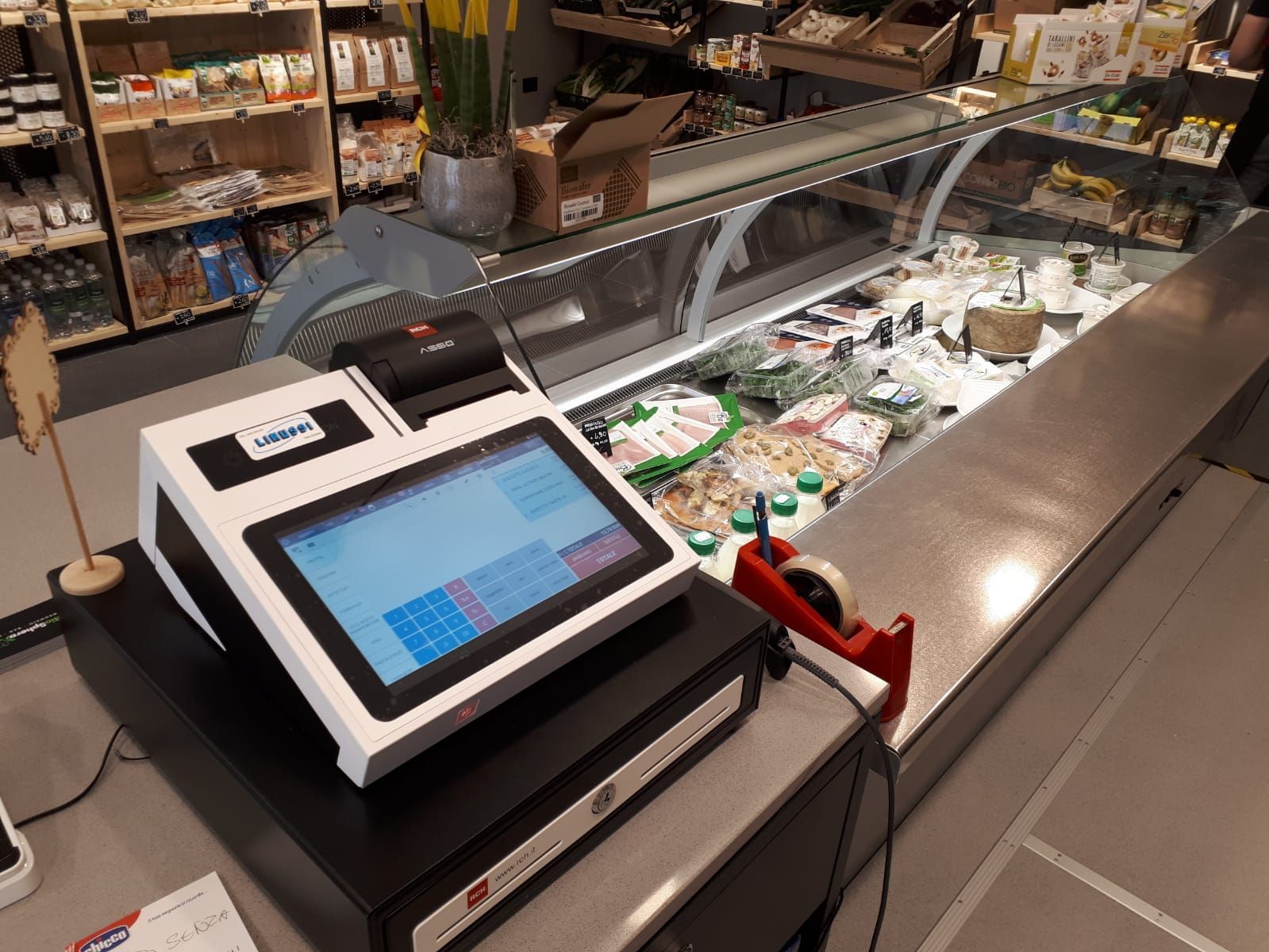 Quattro terminali POS e chioschi touchscreen, disponibili nei colori bianco, grigio e nero.