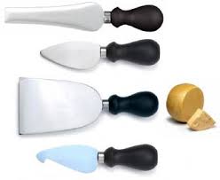 Assortimento di coltelli da formaggio con manici neri, tra cui un coltello spalmatore blu e un coltello per tagliare la forma di formaggio.