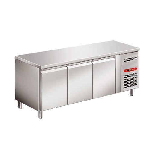 Tavolo da lavoro professionale in acciaio inox con ante e ripiano inferiore, su ruote, isolato su sfondo bianco.