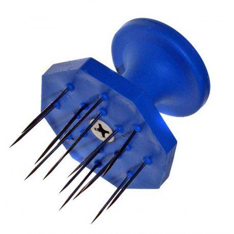 Tassello da parete in plastica blu con punte metalliche multiple e vite su sfondo bianco.