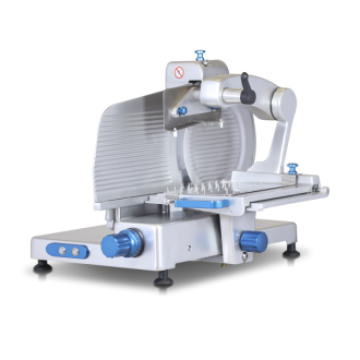 Affettatrice professionale per carne con lama in acciaio inox e comandi blu su sfondo bianco.