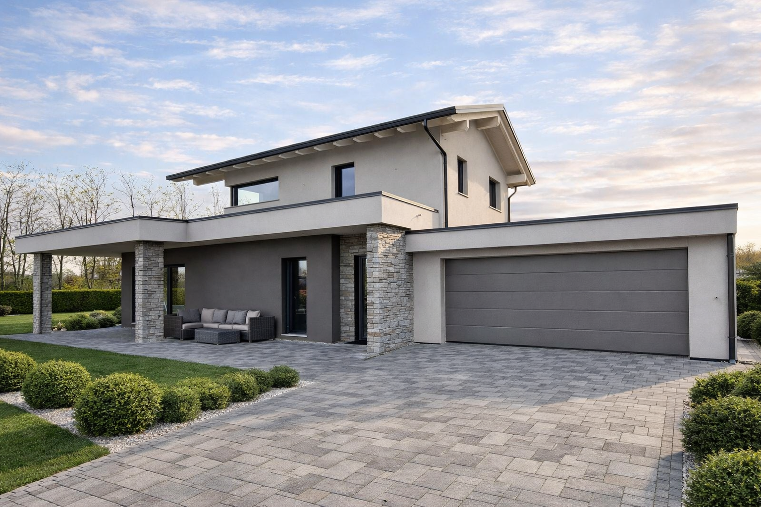 Rendering di una moderna casa a due piani con stucco bianco, dettagli in pietra, patio con pergolato, prato e vialetto pavimentato.