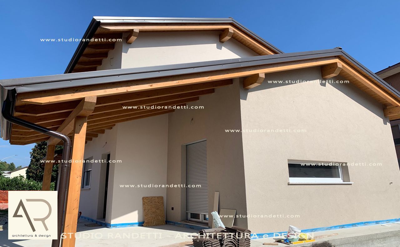 Nuova casa in stucco beige con tetto marrone e ingresso principale in costruzione