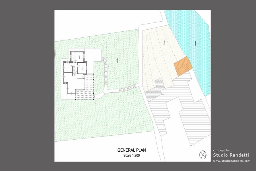 Planimetria architettonica del sito con disposizione degli edifici, paesaggio verde e acqua blu accanto a un'area evidenziata in arancione.