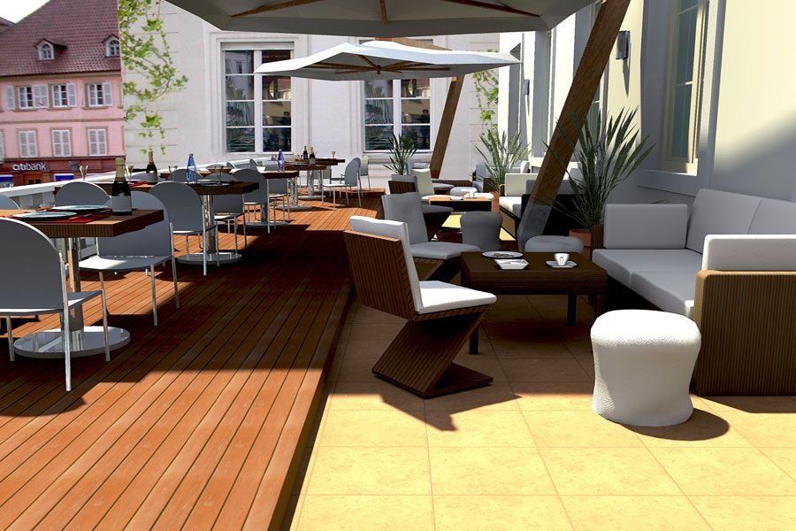 Terrazza esterna del caffè con sedie in vimini, pavimentazione in legno, ombrelloni beige e tavolini al sole.