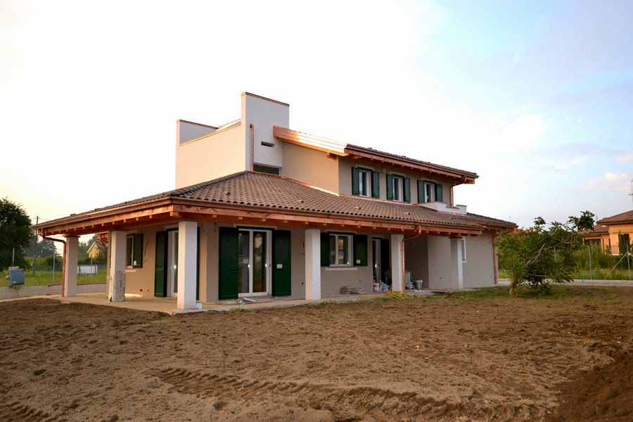 Casa moderna a due piani con tetto di tegole e ampio giardino al tramonto