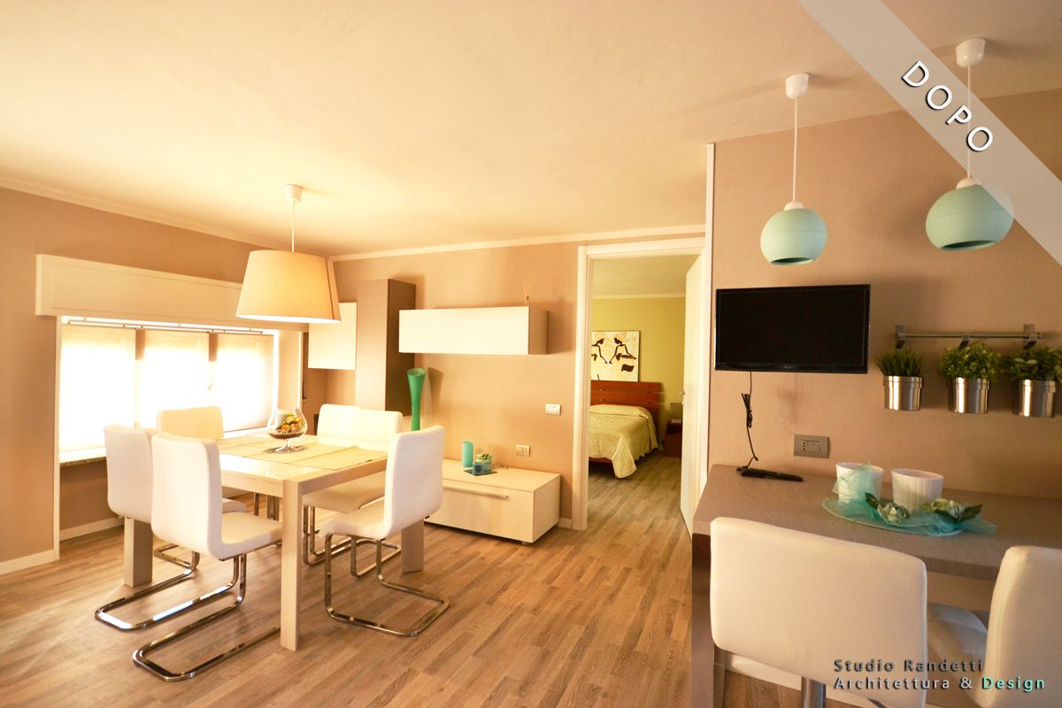 Luminoso soggiorno-sala da pranzo a pianta aperta con mobili beige, pavimenti in legno e lampade a sospensione blu.