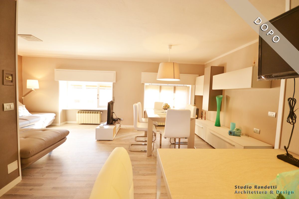 Luminoso soggiorno-sala da pranzo moderno con divano beige, sedie bianche, tavolo e grande finestra con lucernario.
