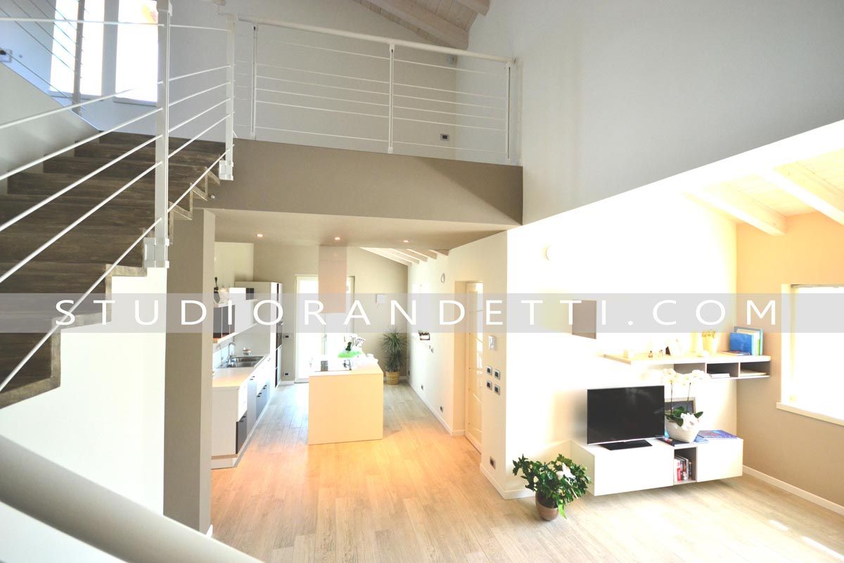 Luminoso ufficio in stile loft moderno con scala a chiocciola bianca, soppalco, pavimenti in legno e zona scrivania.