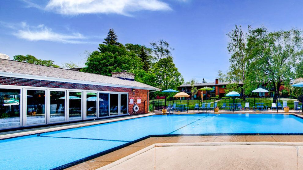 Photo of Glen Ellyn Apartments pool