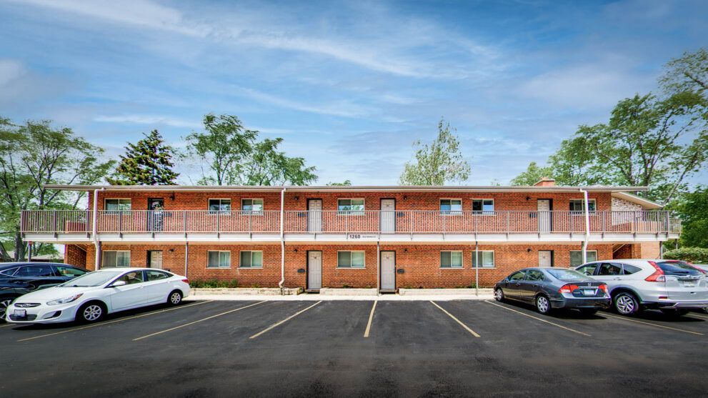 Photo of Glen Ellyn Apartments parking lot