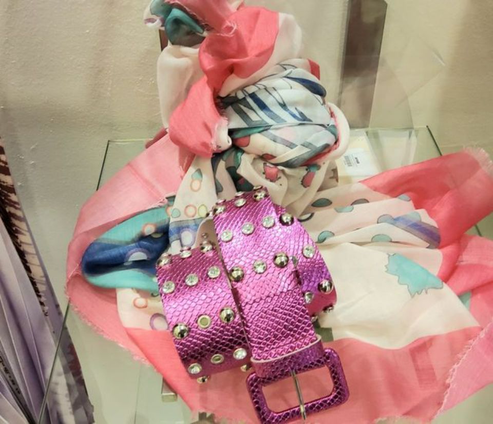 Cintura rosa con borchie