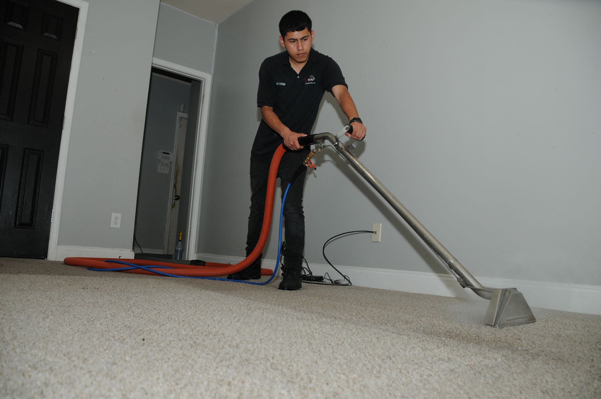 Blas Carpet employee steam cleaning dirty bedroom carpet.