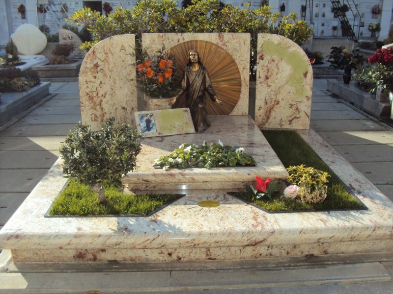 Tomba con statua
