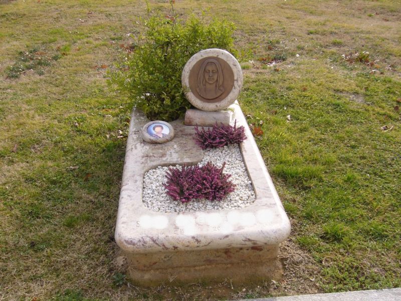 Tomba con fiori