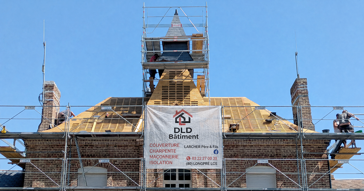 Travaux de rénovation de toiture sur une maison en briques avec échafaudage et bâche DLD Bdernière photo ajoutée,