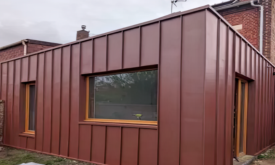 Bardage métallique à joints debout sur une extension de bâtiment