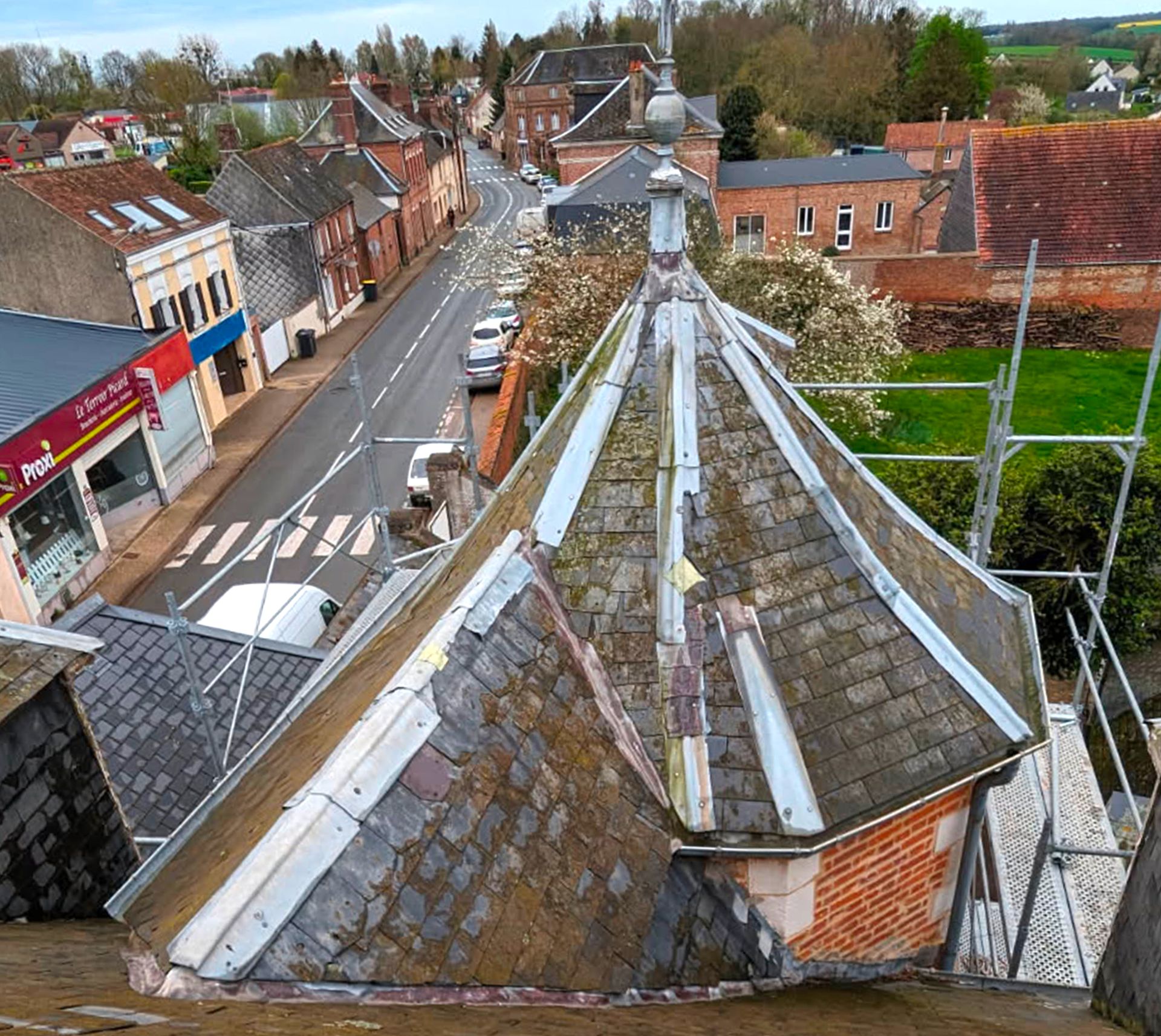 Toiture avant rénovation sur un bâtiment à Longpré-les-Corps-Saints