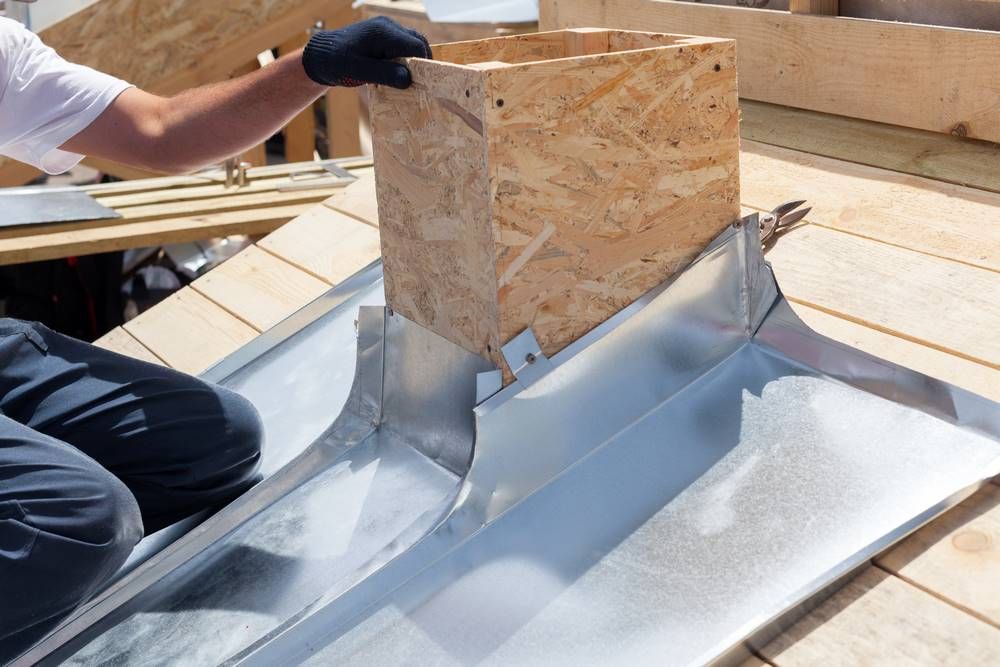 Habillage et étanchéité en zinc autour d’une cheminée