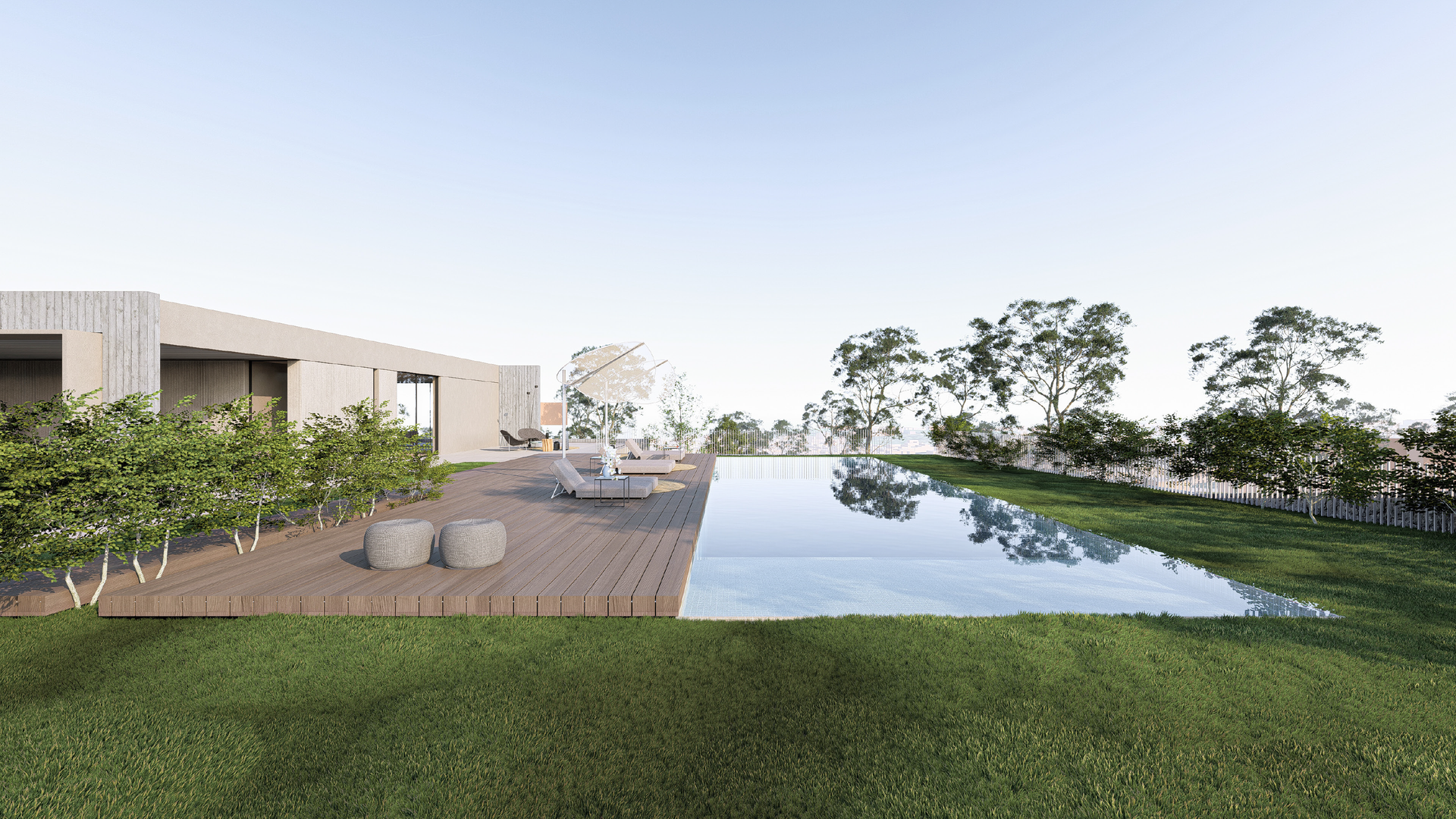 Vista sulla piscina con piscina rettangolare, terrazza in legno, prato verde e alberi.