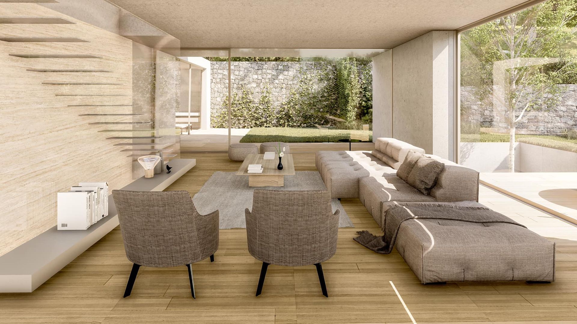 Soggiorno moderno con pavimenti in legno chiaro, scale e ampie finestre con vista sul giardino. Due poltrone sono di fronte a un lungo divano.