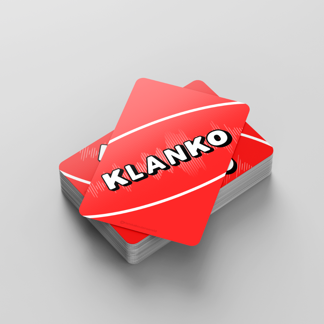 Rood KLANKO-logo op gestapelde grijze kaarten