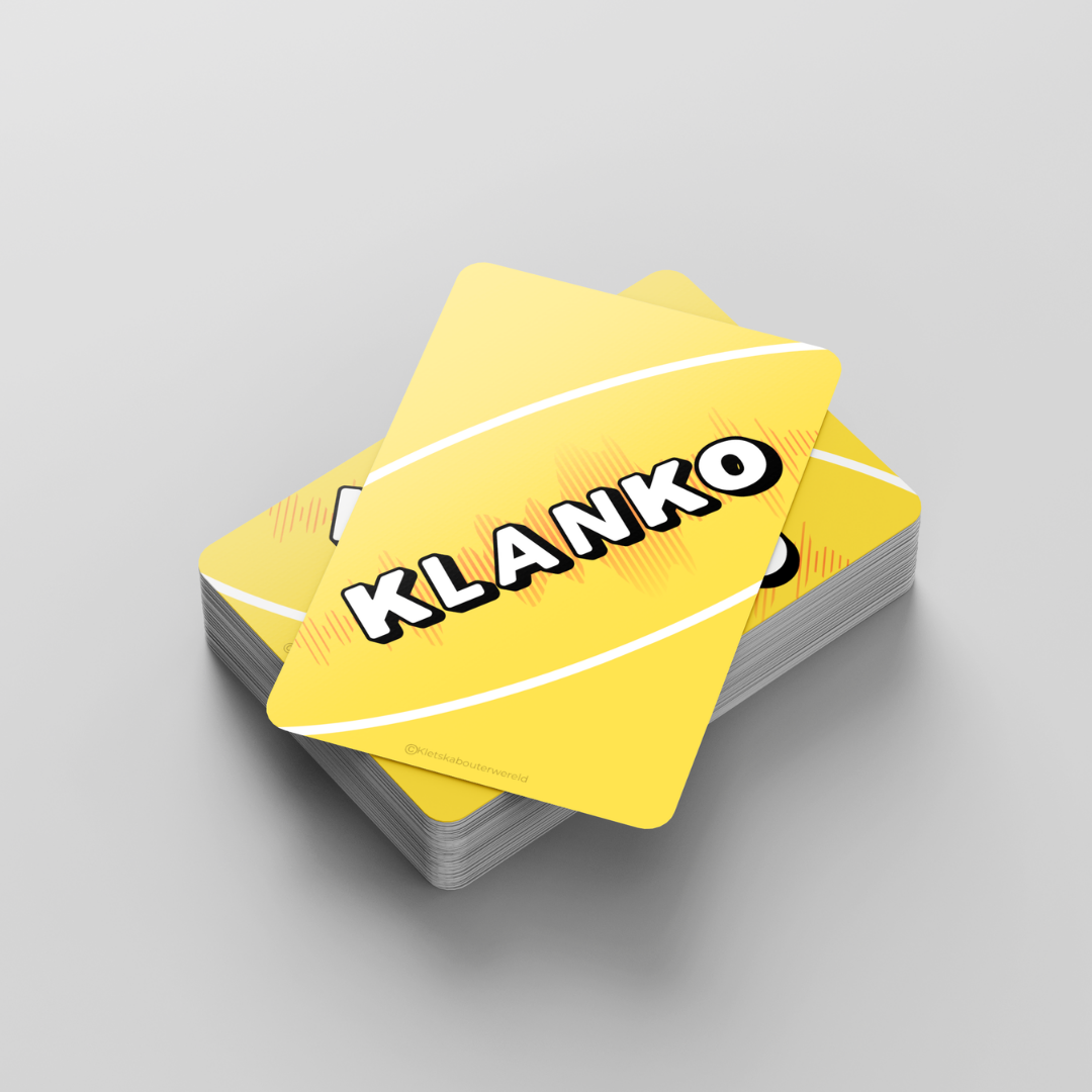 Gele kaarten met het Klanko-logo, opgestapeld op een grijze ondergrond.