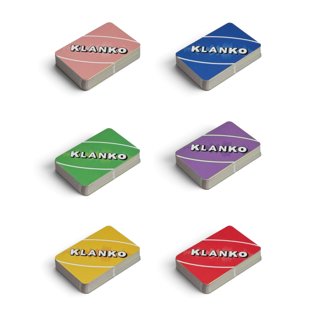 Zes kleurrijke KLANKO-speldozen, in twee kolommen gerangschikt op een witte achtergrond.